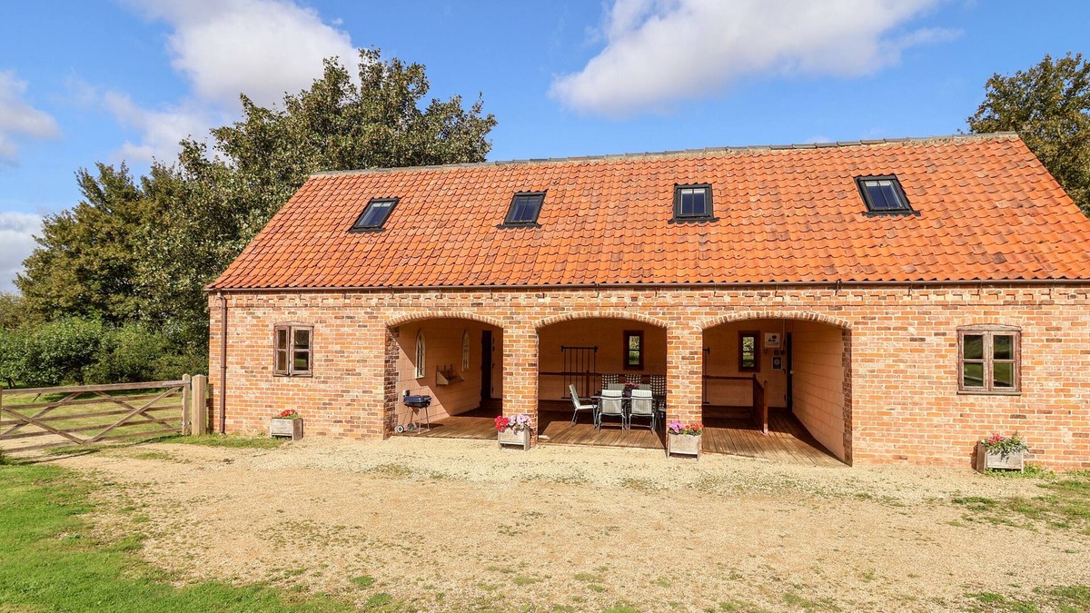 Leadenham Cottage | HILLTOP BARN, pet friendly, character holiday cottage in Welbourn