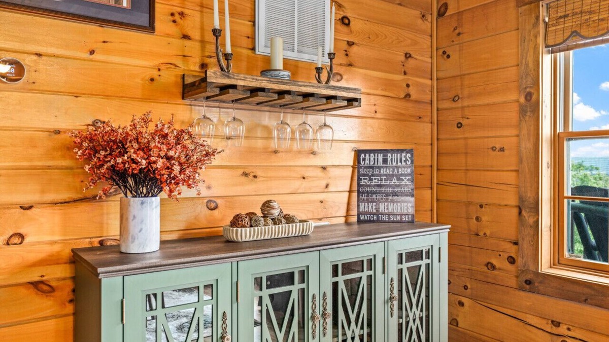 Bergton Cabin | Hilltop Cabin - HotTub, Game Room & Great View