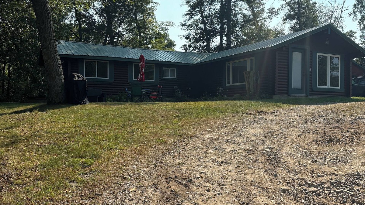 Breezy Point Cabin | Hilltop Chalet: Cozy log cabin retreat in beautiful Breezy Point, w/WiFi