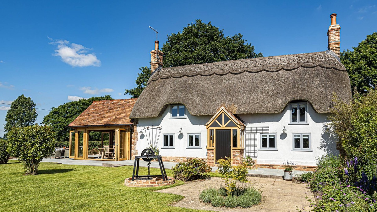 Wimborne Cottage | Hilltop Cottage - a thatched cottage that sleeps up to 4 guests in 2 bedrooms