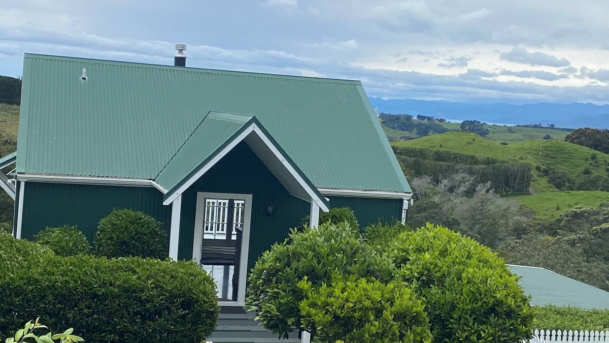 Waiotahi Cottage | Hilltop Cottage in Ohiwa with beautiful range and beach views