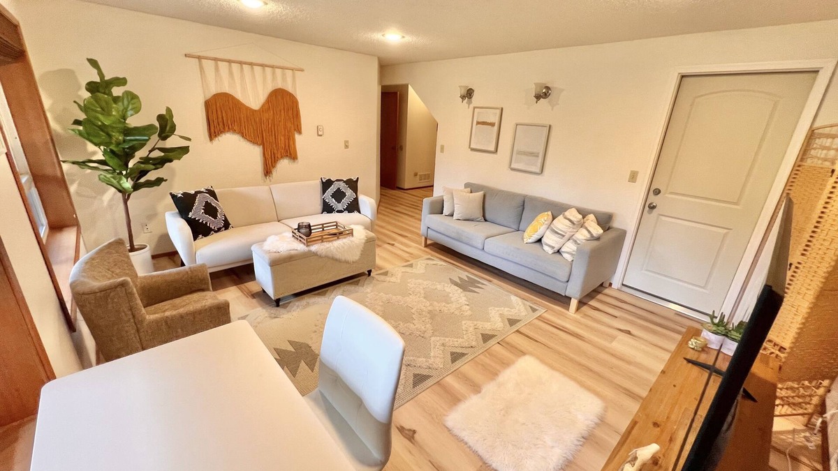 Port Gardner Apartment | Hilltop Daylight Basement Apartment with mountain views!