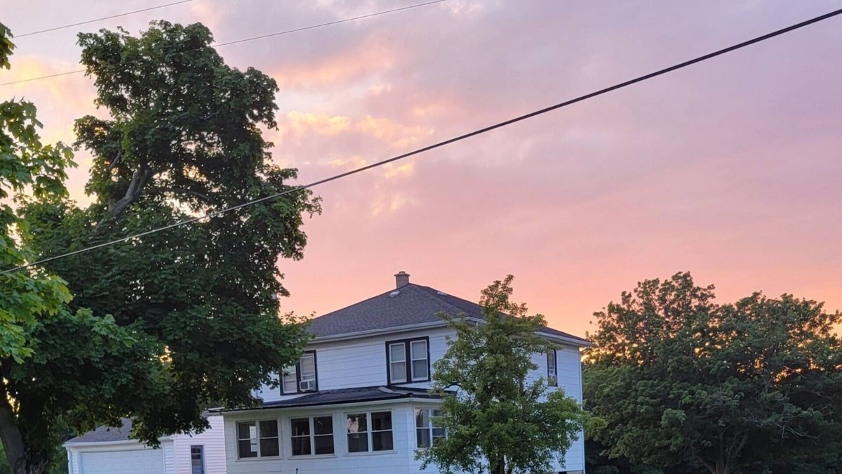 Irving House | Hilltop EstatenMinutes from Sunset Bay Beach & Cattaraugus Creek