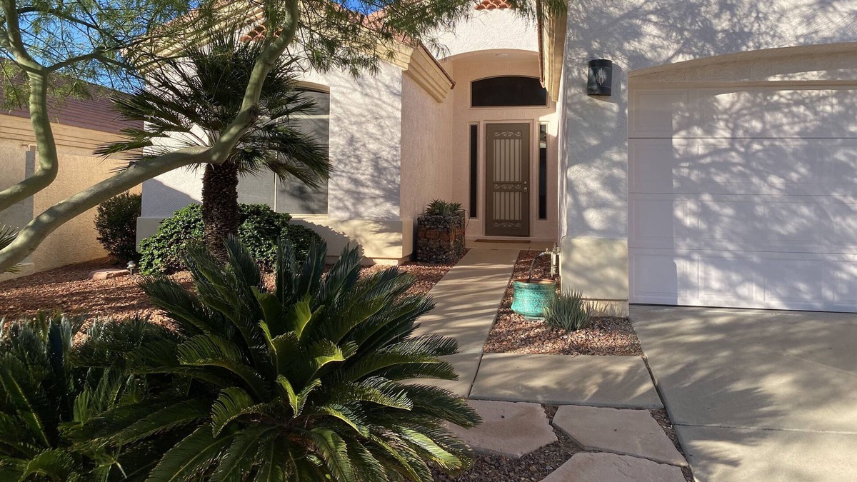 Red Mountain Ranch House | Hilltop Gated Desert Getaway, minutes from the Tonto Forest. Pet Friendly!