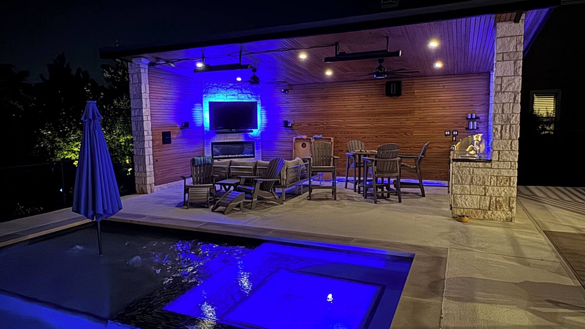 The Hills House | Hilltop Haven Retreat in Texas Hill Country. Kid/Pet friendly. Pool & Firepit