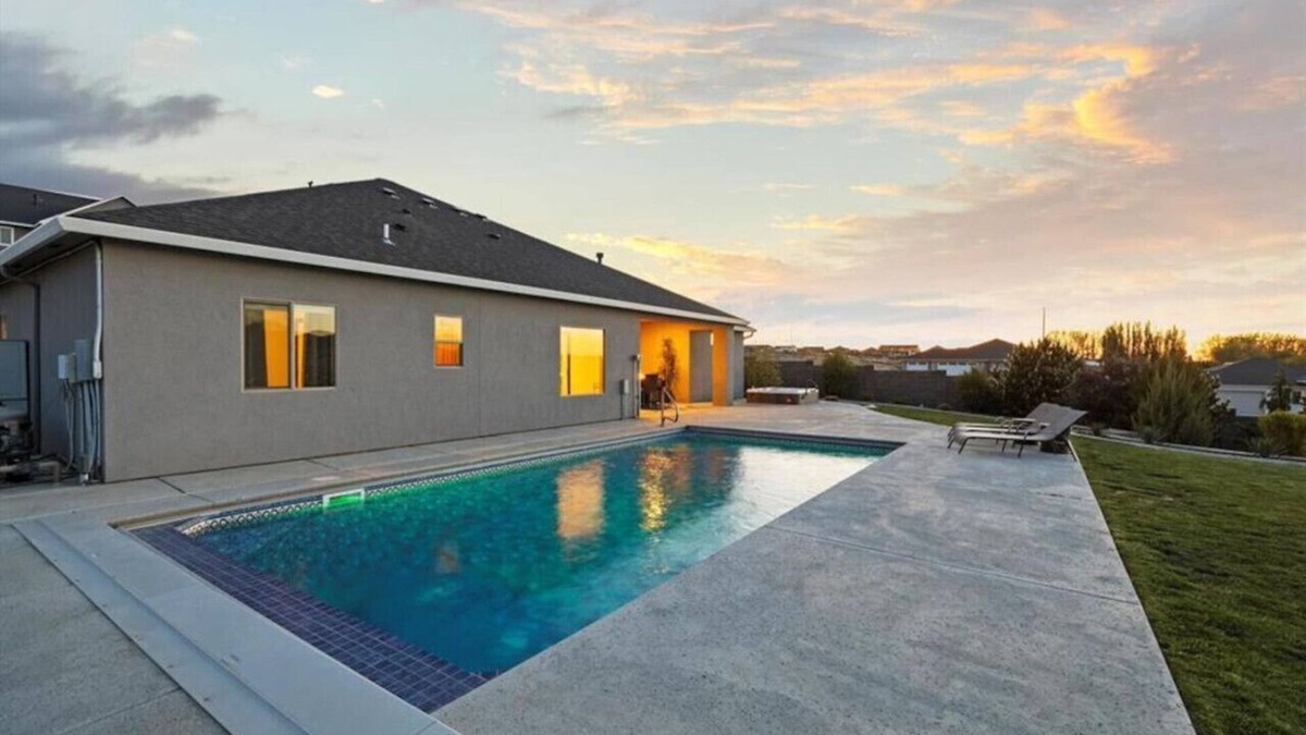 Tri-Cities House | Hilltop Haven w/Pool & Hottub!