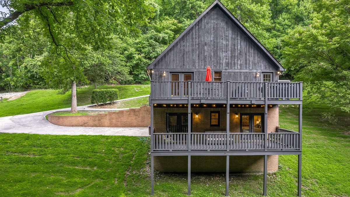 Lancaster Ski Chalet | Hilltop Hideaway at Center Hill Lake