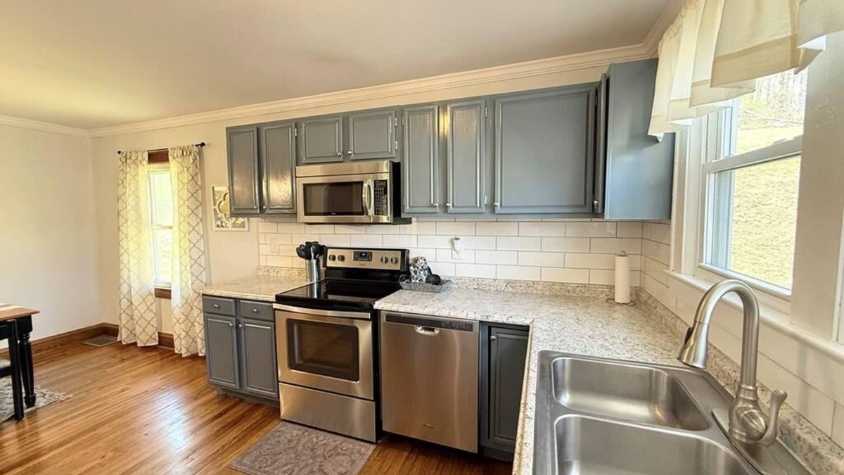 Bradley House | Hilltop Hideaway-charming 2 bedroom home, family friendly, WiFi , AC ,