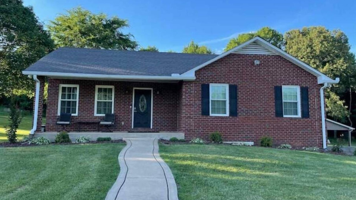 Ashland City House | Hilltop Hideaway w/Hot Tub Close to Nashville