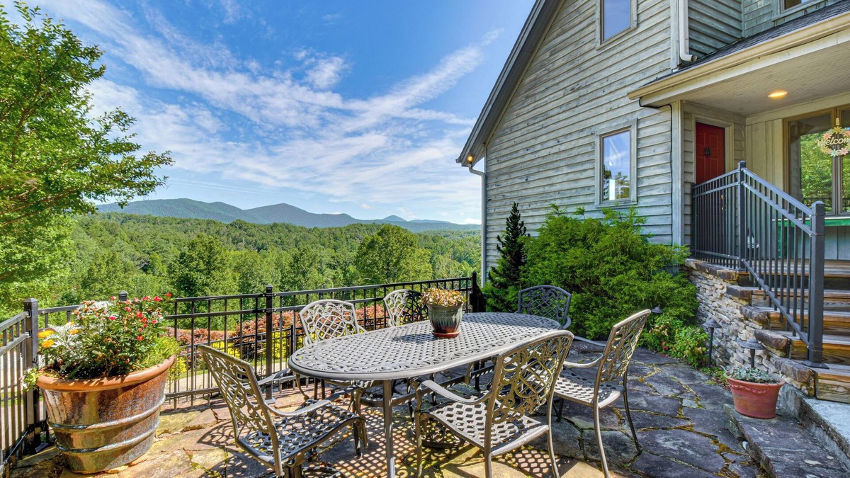 Dahlonega House | Hilltop Home w/Panoramic Forest & Mountain Views!