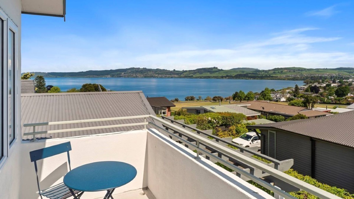 Hilltop House | Hilltop House Lake Views