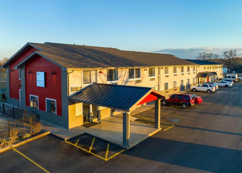 Grove Hotel | Hilltop Inn & Suites