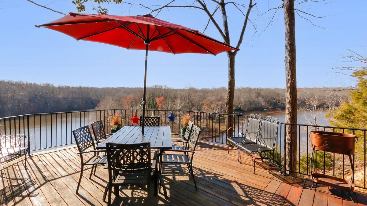 Manassas House | Hilltop Lakefront Historical Home w/SPECTACULAR VIEW 40 min from Washington DC!