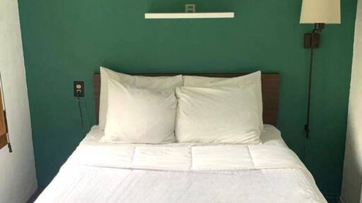 International Falls Cabin | Hilltop Lodge Standard Double - Room 109