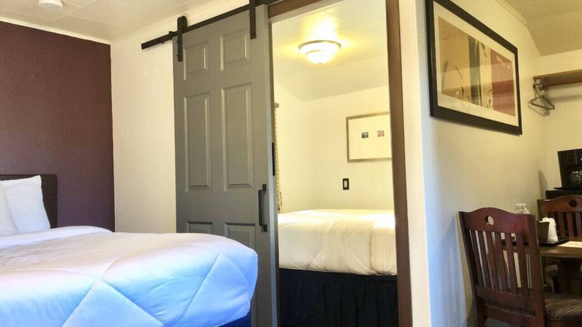 International Falls Cabin | Hilltop Lodge Standard Double - Room 108