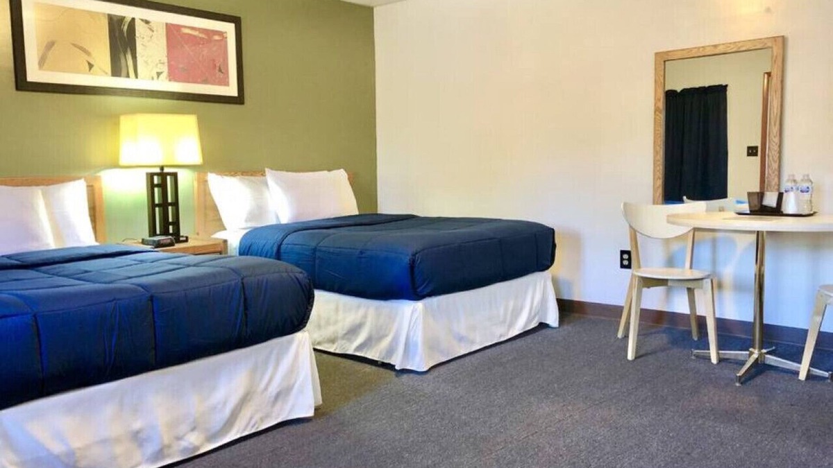 International Falls Cabin | Hilltop Lodge Two Double - Room 106