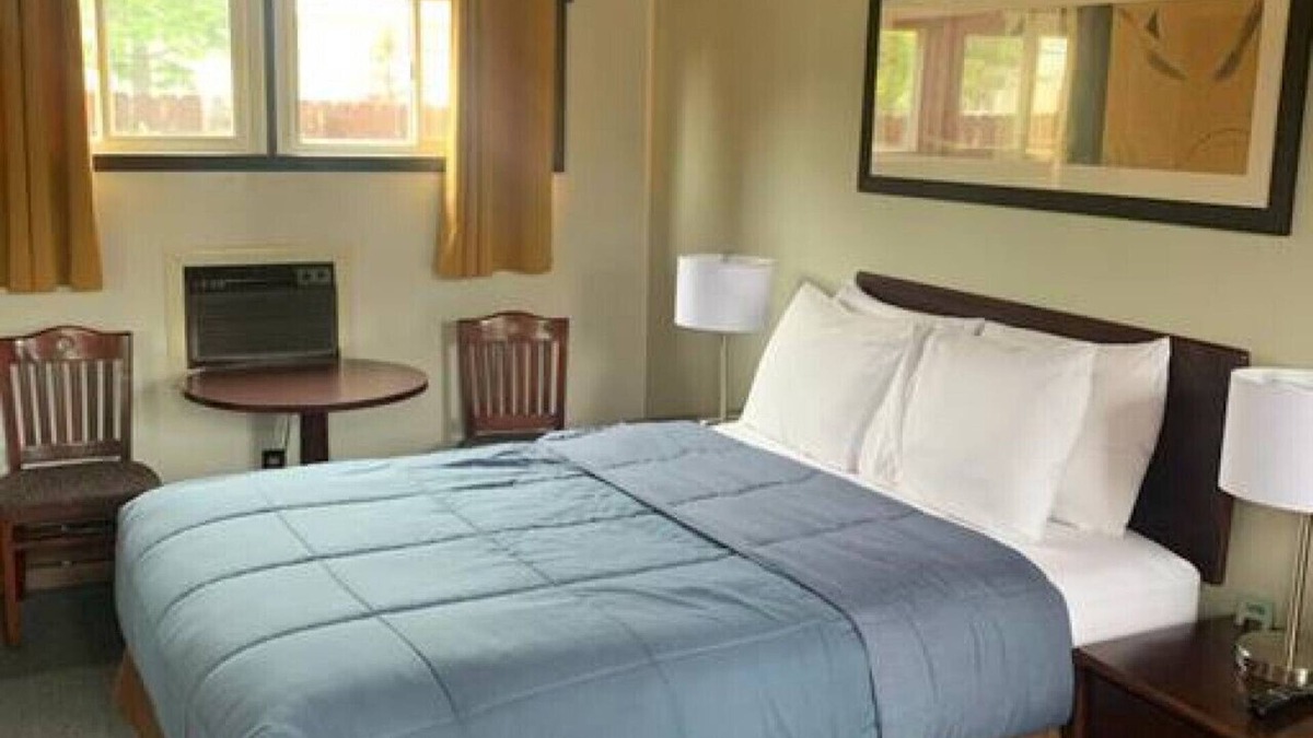 International Falls Cabin | Hilltop Lodge Standard Queen - Room 104