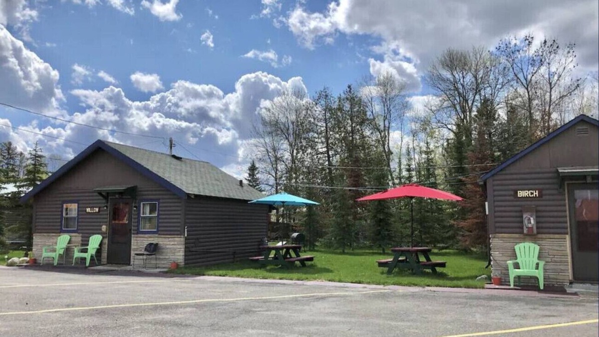 International Falls Cabin | Hilltop Lodge - Birch -Queen Cabin