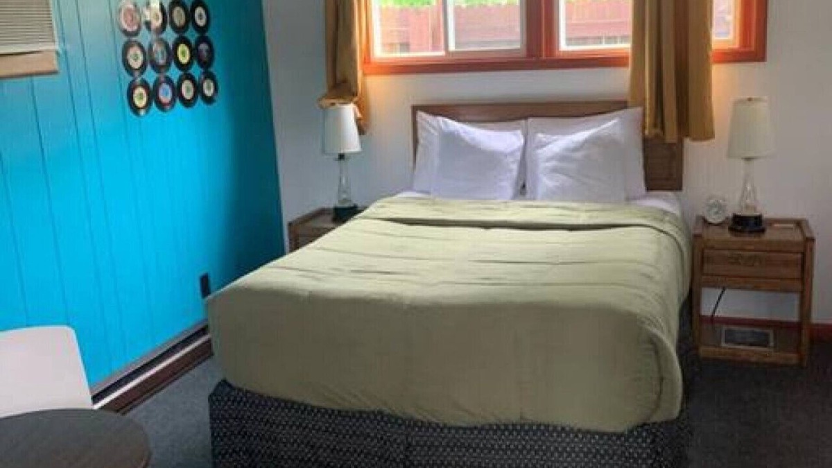 International Falls Cabin | Hilltop Lodge Standard Queen - Room 101