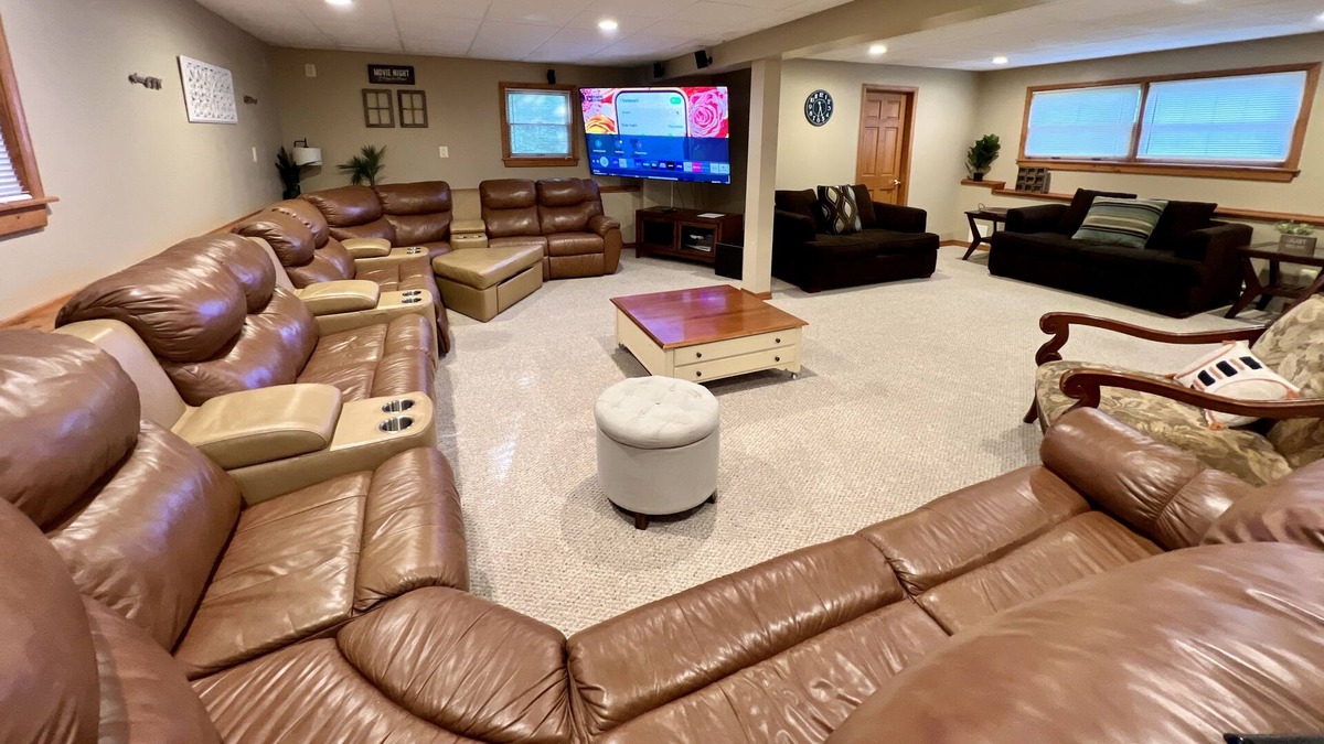 Lake Ariel House | HillTop Manor - Spacious 6 BR +PS5+Fire pit+Pool Table