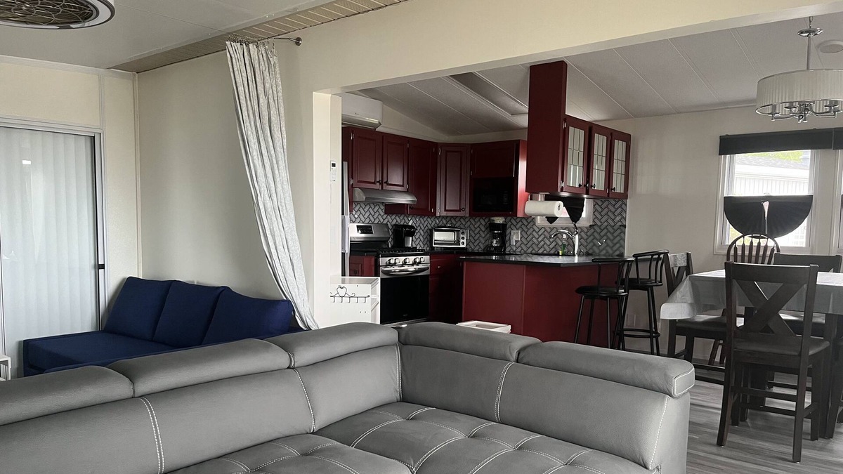 Sherkston Cottage | Hilltop Oasis - Beautiful Sunsets and Panoramic Lake Views - 3 Bdrms 2 Baths