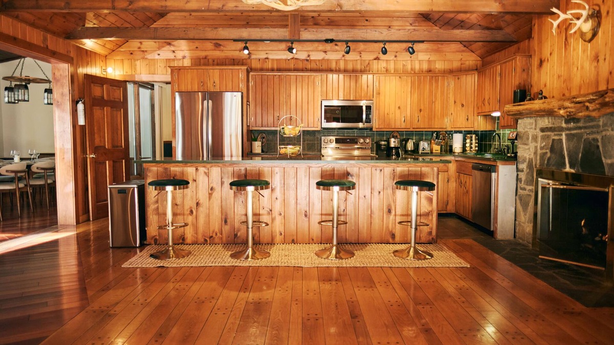 Kingston House | Hilltop Oasis - Cozy, Spacious Winter Retreat In Kingston