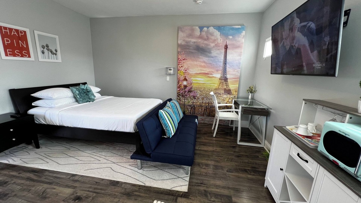 Lakeside Apartment | Hilltop Private Suite & Balcony