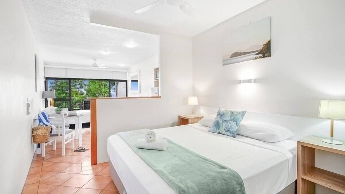 Trinity Beach Apartment | Hilltop Resort with Ocean Views
