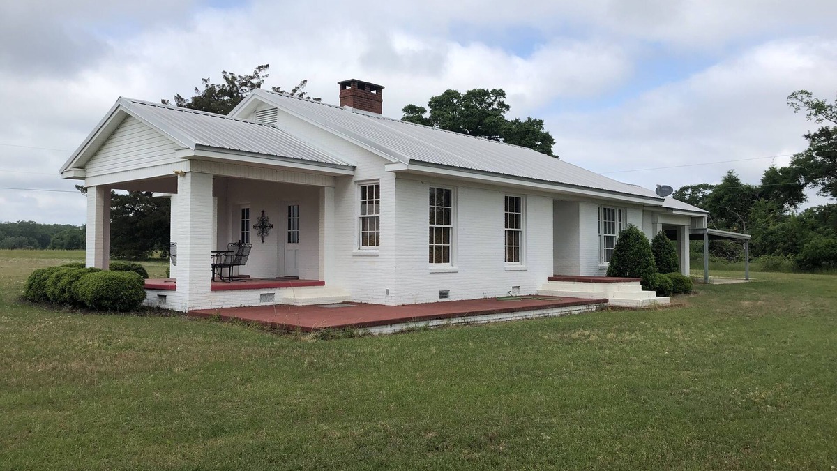 Eufaula House | Hilltop Retreat . Private house surrounded by nature. Just 2 miles from Lake.