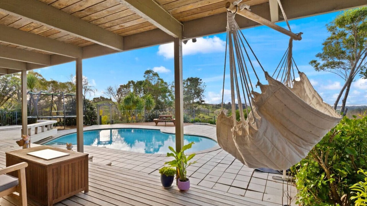 Stillwater House | Hilltop Retreat with BBQ, Sauna, Spa & Pool