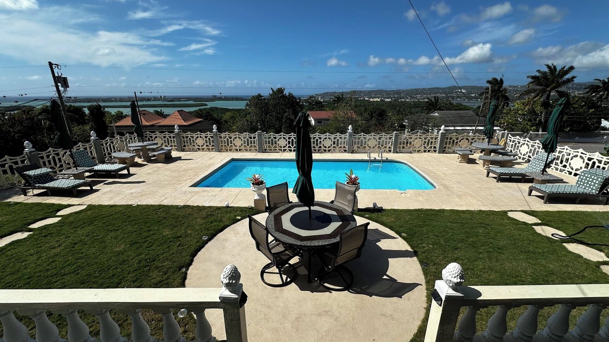 Montego Bay House | Hilltop singing bird villa