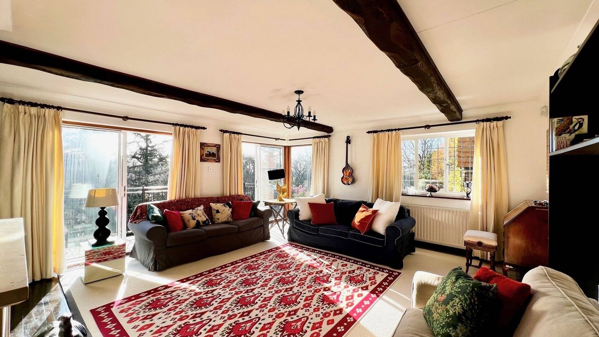 Haslemere House | Hilltop walkers paradise with a view, sleeps 10
