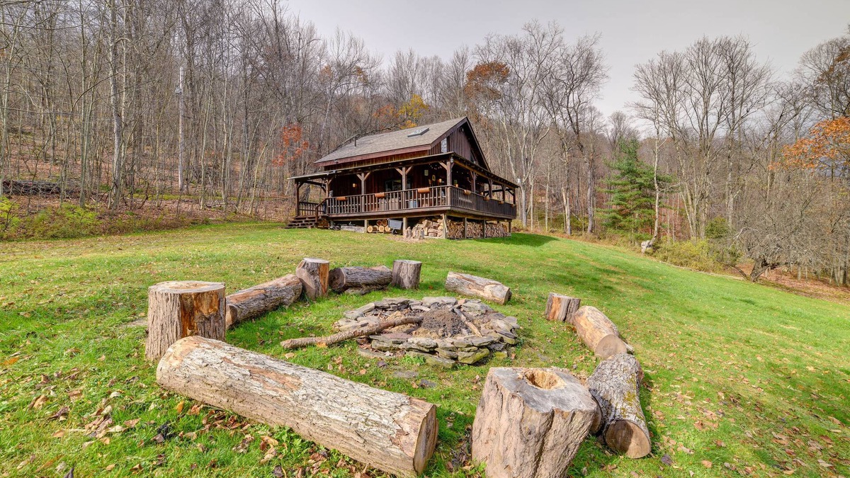 Walton Cabin | Hilltop Walton Getaway with Picturesque Views!