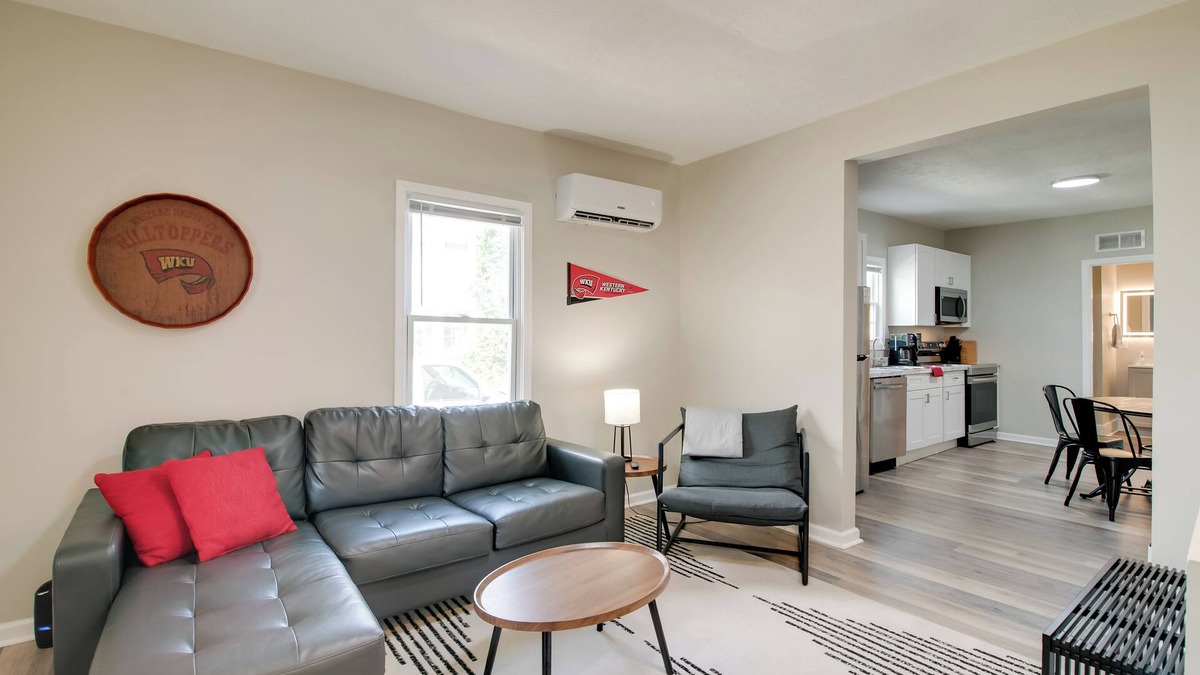 Bowling Green House | Hilltopper Convenience: Modern Duplex Near WKU