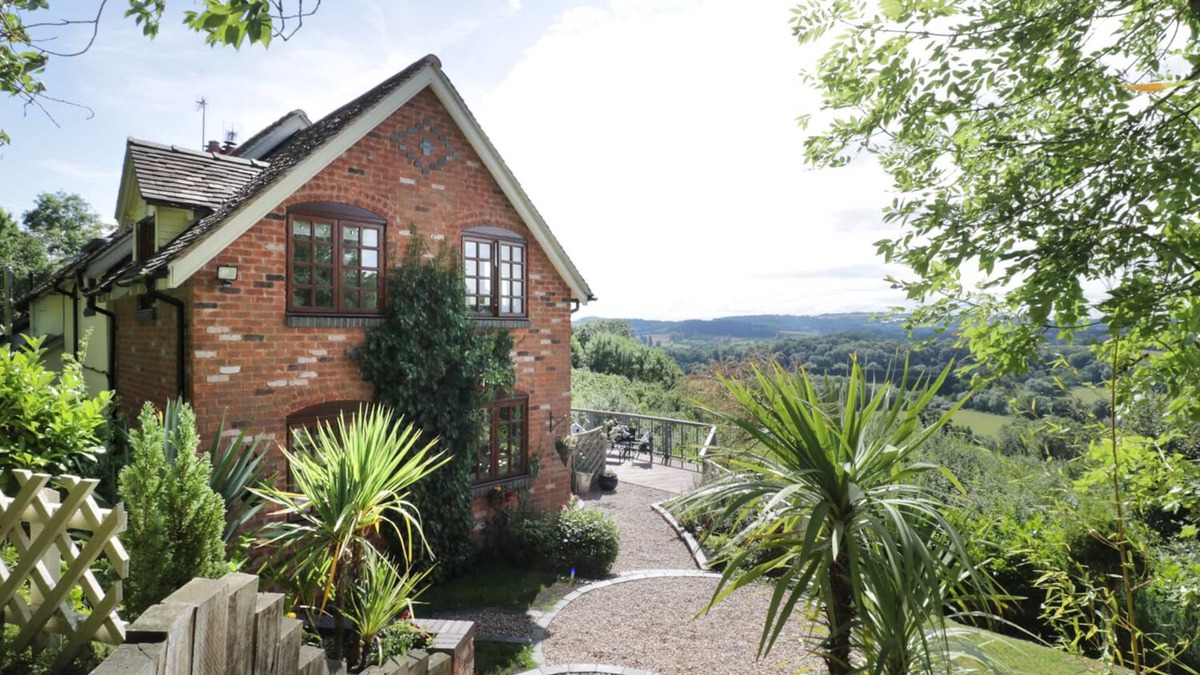 Knightwick Cottage | HILLVIEW COTTAGE, family friendly, with open fire in Knightwick