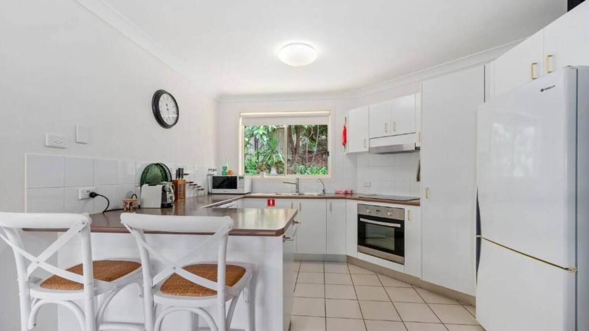 Coffs Harbour Apartment | Hillview Pet Friendly, Telsa Charger, Sleeps 6, Bbq