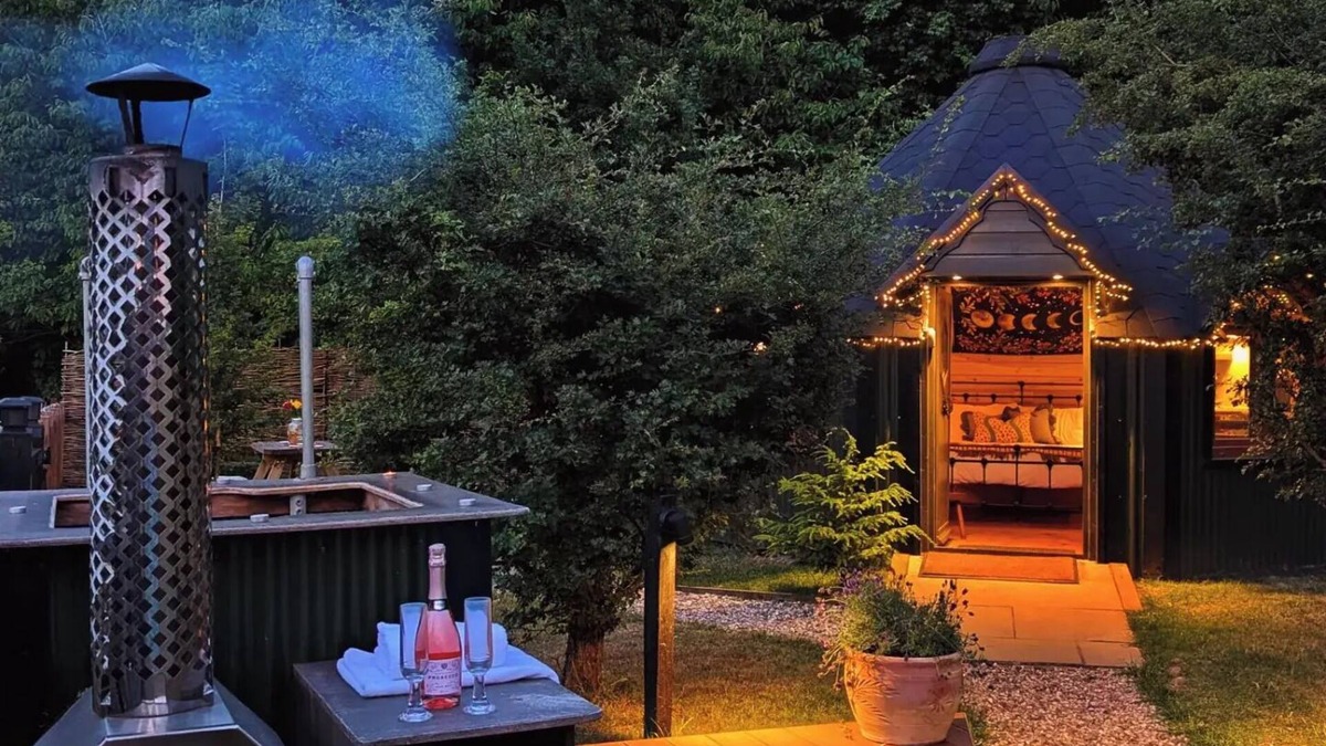 Rickmansworth Cabin | Hilly Hideaway — Unique Countryside Retreat with Hot Tub & firepit