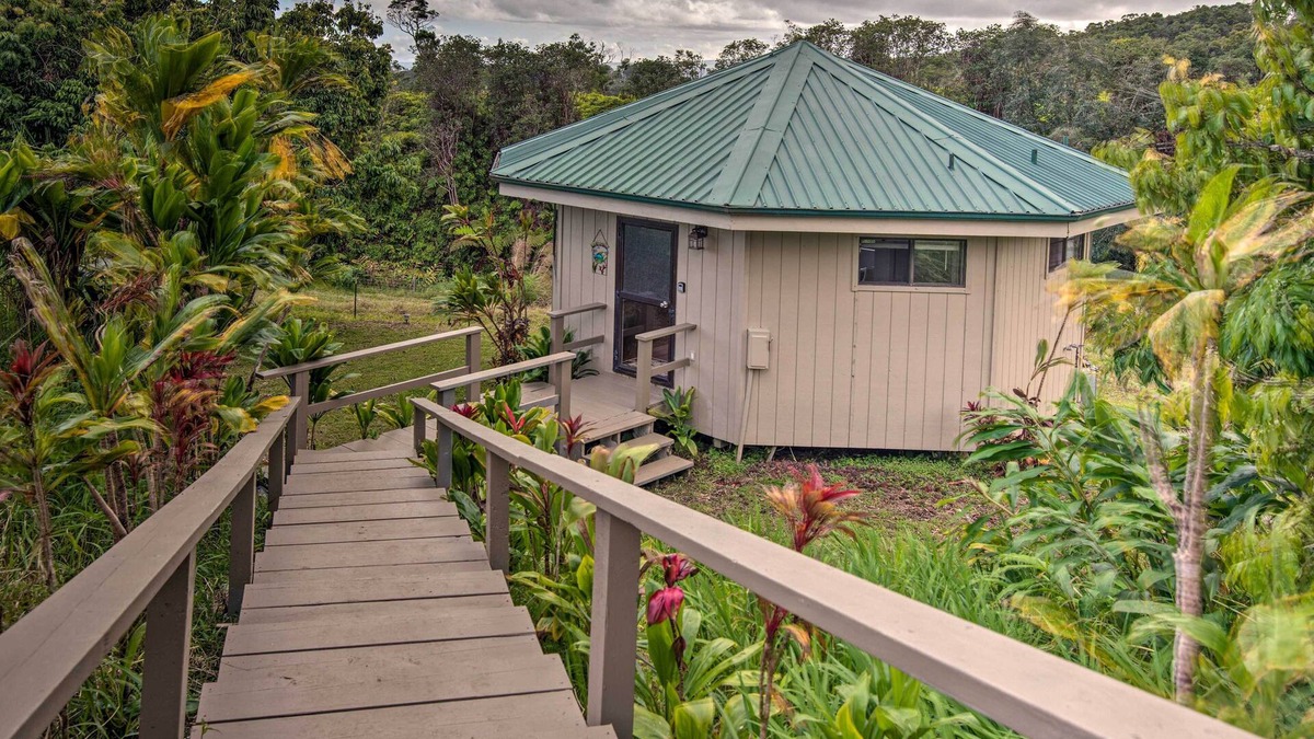 Hilo Apartment | Hilo Couples Retreat ~ 6 Miles to Honoli'i Beach!