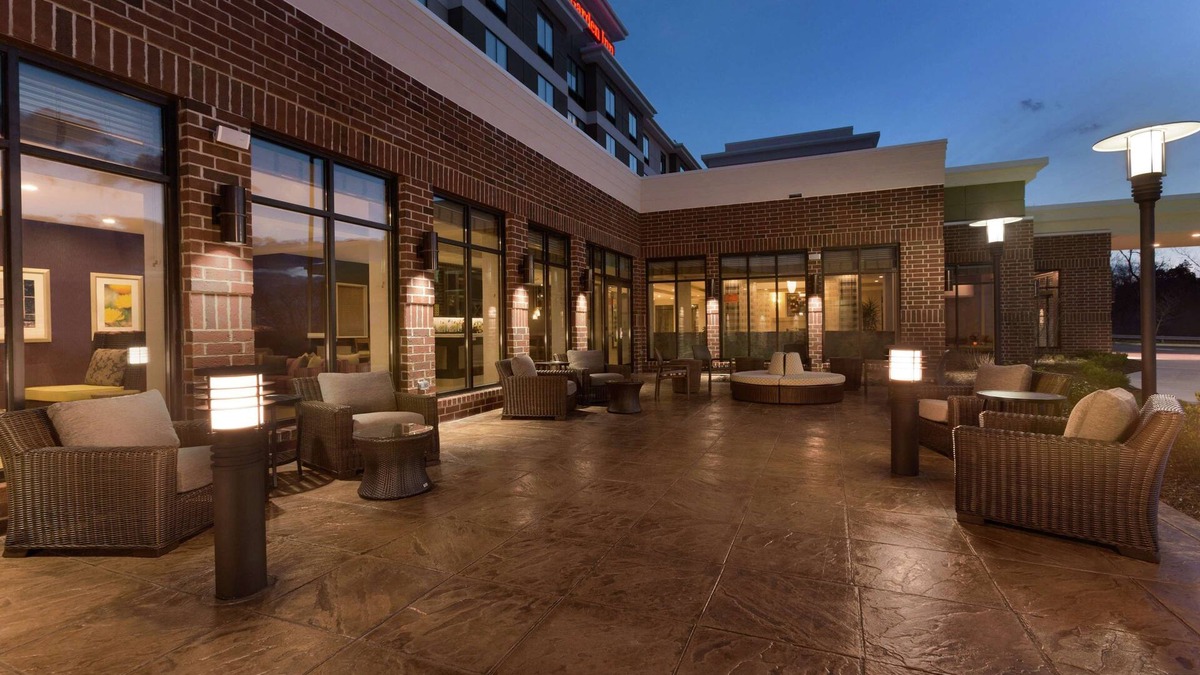 South Hills Hotel | Hilton Garden Inn Pittsburgh Airport South-Robinson Mall