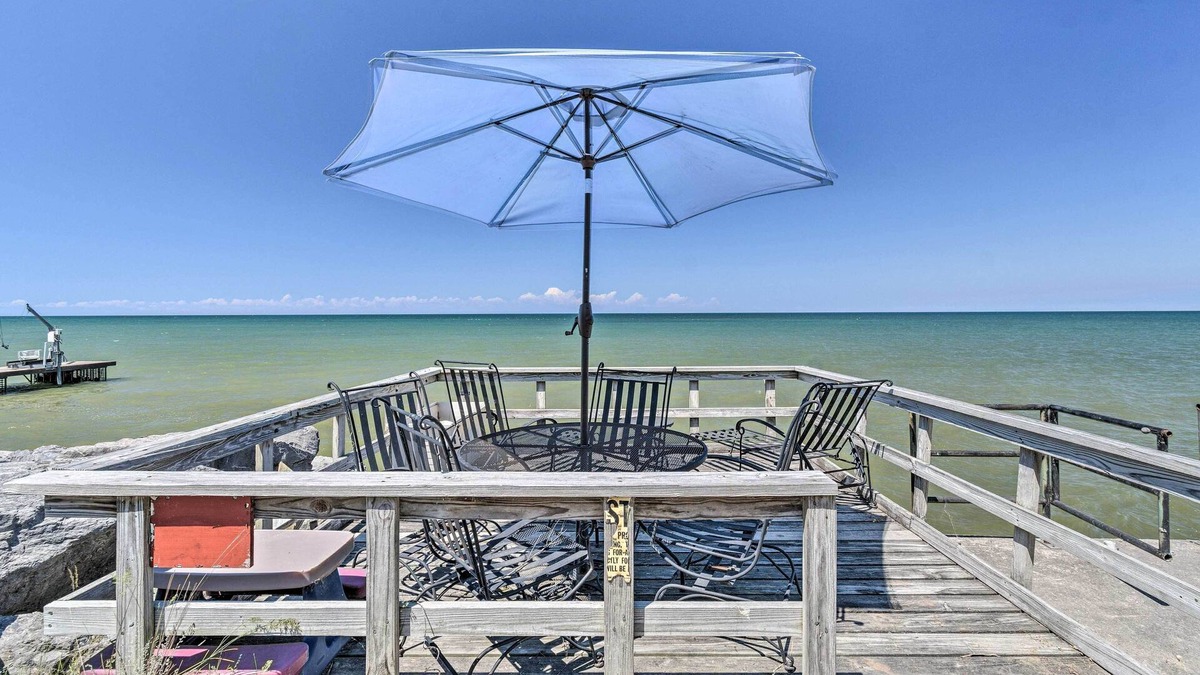 Hilton House | Hilton Lake Getaway w/Over-the-Water Deck!