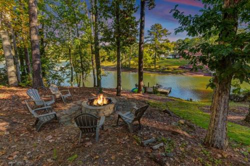 Chapin House | Hilton Lake Home - Hot Tub