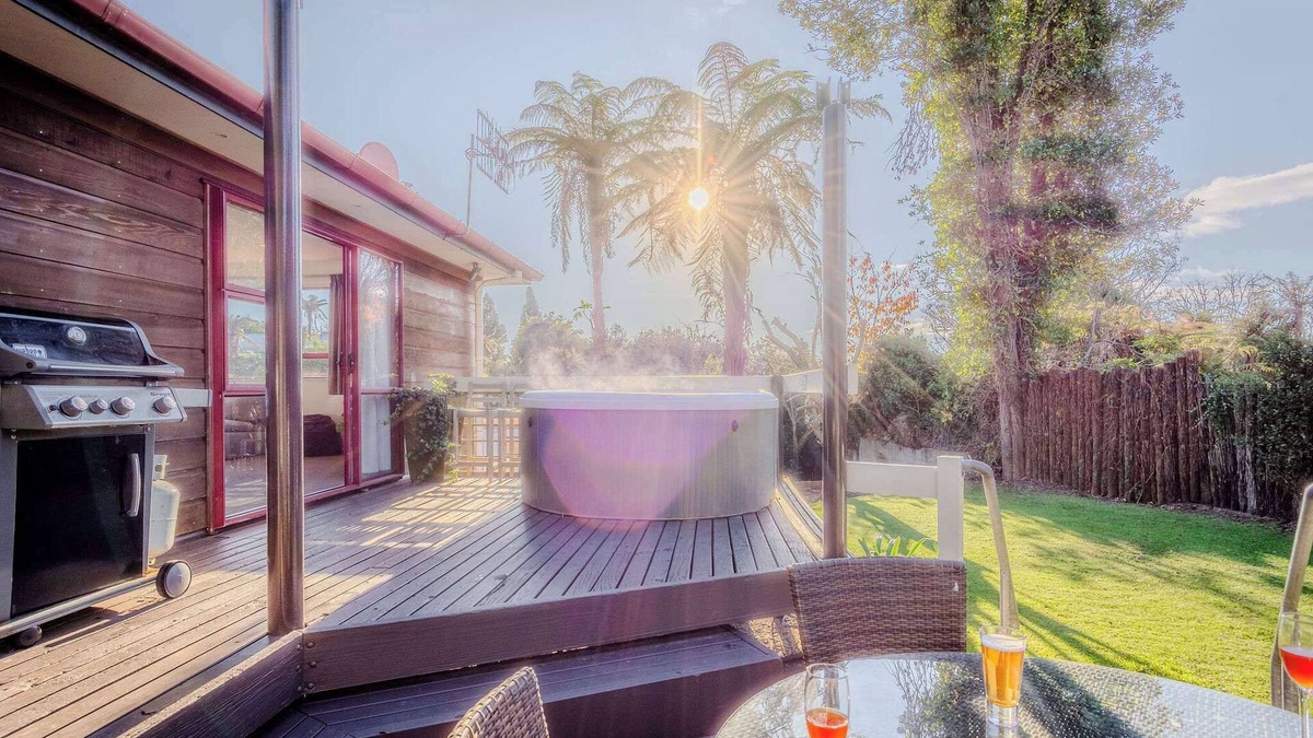 Lynmore House | Hilton Retreat | Lynmore Location with Spa Pool
