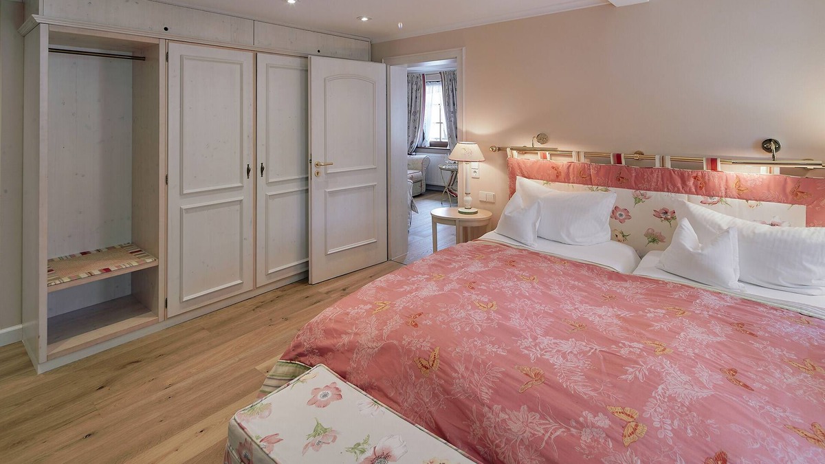 Erpfingen Apartment | Himmelberg suite, 42 sqm, bathroom with bathtub