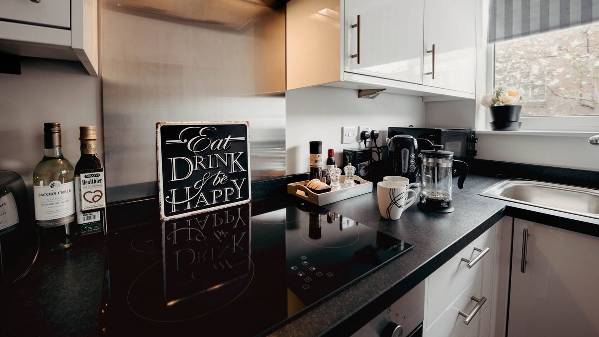 Hinckley Apartment | Hinckley Centre, Convenient, Secure Parking, close to hospital and station