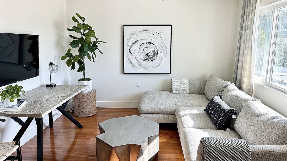 Del Rey Apartment | Hip Apartment & Huge Patio Sunset Views, 20 Blocks to the Beach