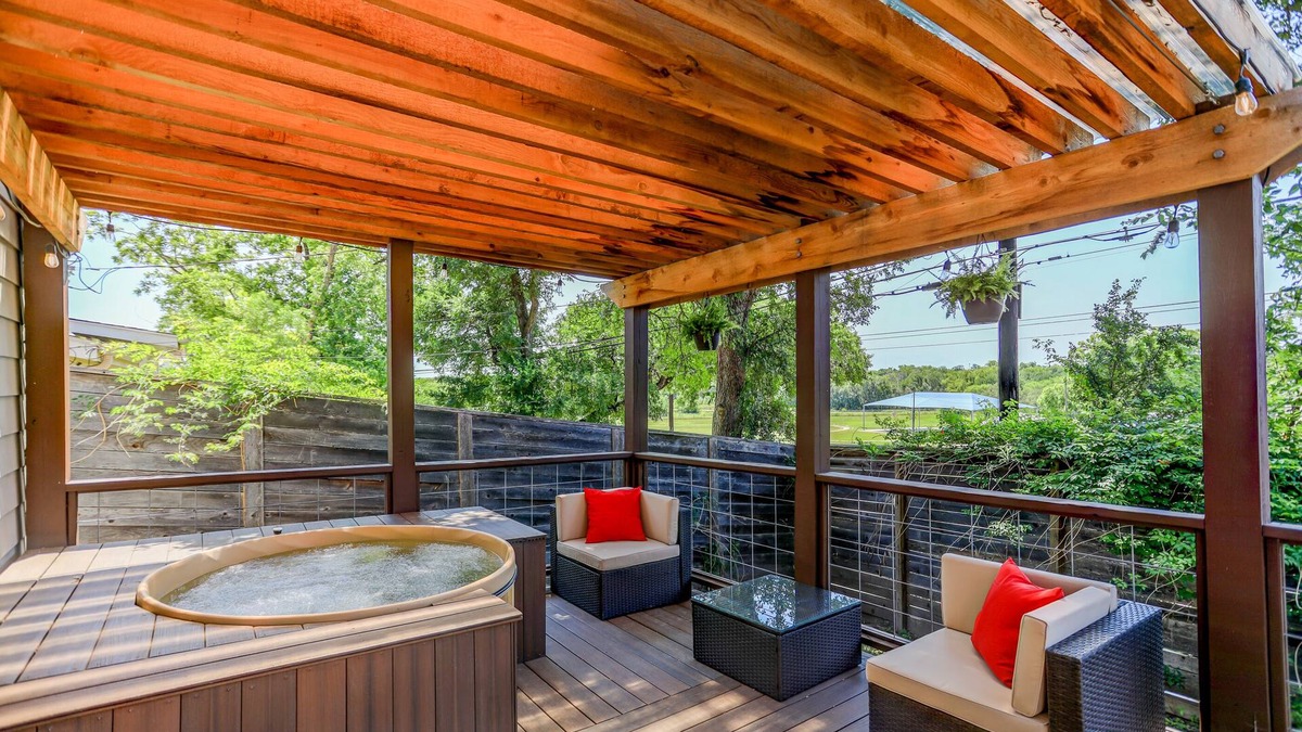Chestnut House | Hip East Austin, Cold/Hot Tub, Groups/Pets Welcome