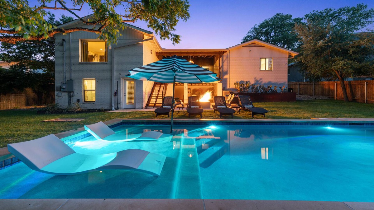 Riverside House | ✫Hip Haven - HUGE POOL 1 Mi from SoCo & Downtown✫