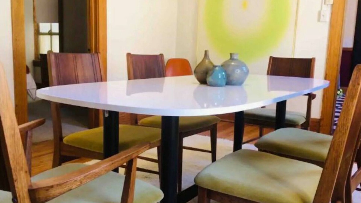 Rockford Apartment | Hip-N-Colorful Prospect Near Swedish American Hospital Hello Nurses/Doctors