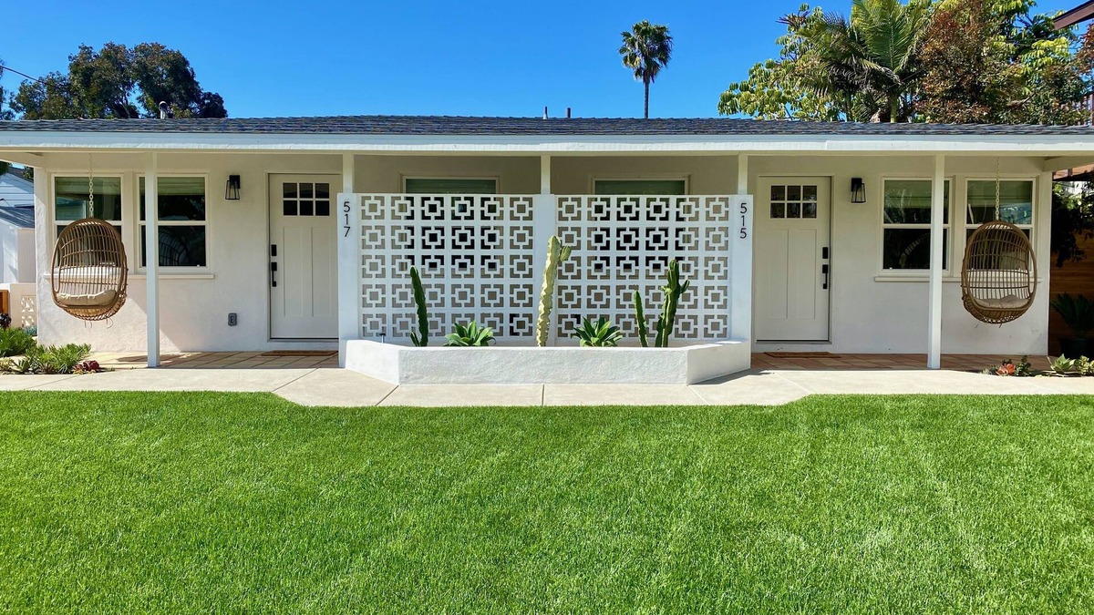 Townsite House | Hip 'North Jetty Bungalow' - Yard w/Hot Tub, Fire Pit + A/C + Washer/Dryer
