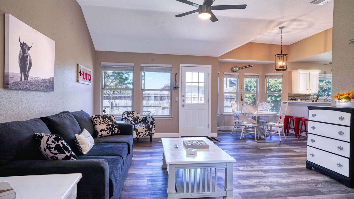 Hutto House | Hip, Spacious Hutto Home 4/2, 3 Mins to Kalahari, Hutto Co-Op, and Dell Diamond